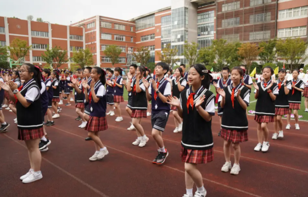 眼里有光身上有汗是让学生动起来在奔驰跳动中感触运动的快乐 眼里有光身上有汗是让学生动起来在奔驰跳动中感触运动的快乐